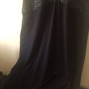 Beautiful maxi gown for a wedding   size 14 missing a few Pearls in thé back